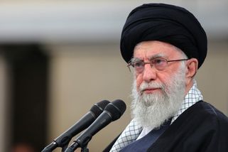 KOMENTÁŘ: Putinovi přátelé padají jako mouchy. Trump se baví, Evropa nervózně přešlapuje